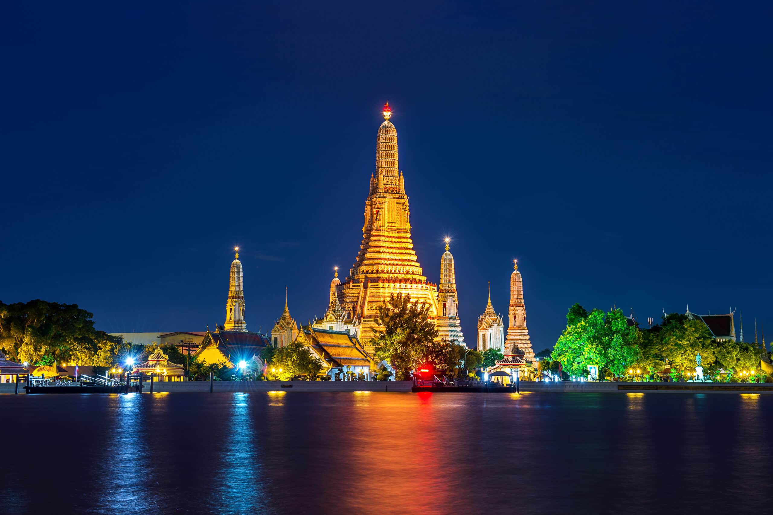 Wat Arun temple in Bangkok, Thailand. بوابة الرحلات للسفر والسياحة