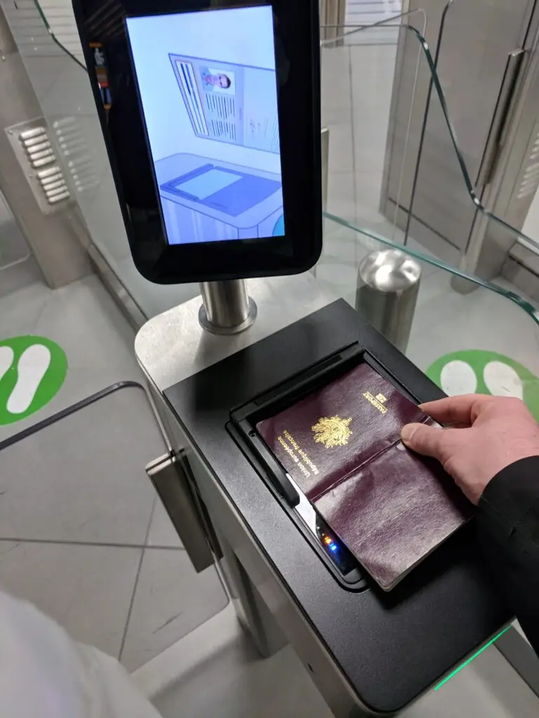 بوابة فحص جواز آلية في مطار روما تشرح إجراءات الدخول الرقمية في أوروبا