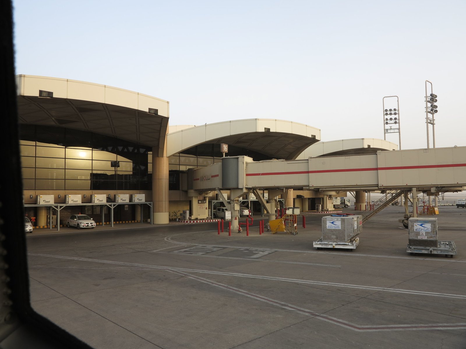 تأخيرات مطار الرياض اليوم: ماذا يفعل المسافر؟ 1 مبنى مطار الملك خالد الدولي في الرياض دون أشخاص ظاهرين