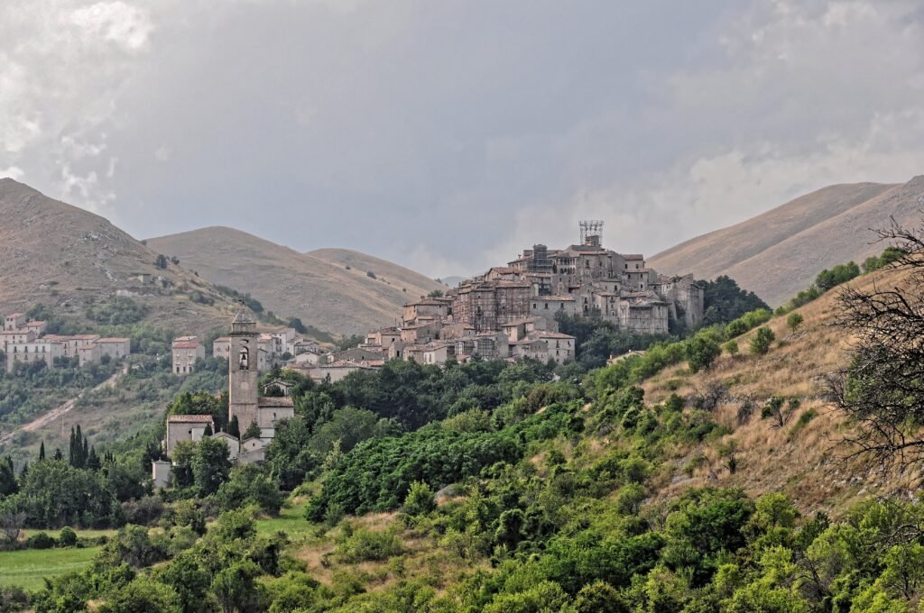 البيوت الحجرية في قرية سانتو ستيفانو دي سيسانيو الإيطالية