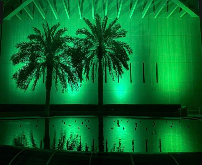 توسيع فحص حسابات التواصل لتأشيرات أمريكا 2026: ما الذي يهم المتقدم السعودي؟ 43 مبنى سفارة الولايات المتحدة في الرياض ليلًا دون أشخاص