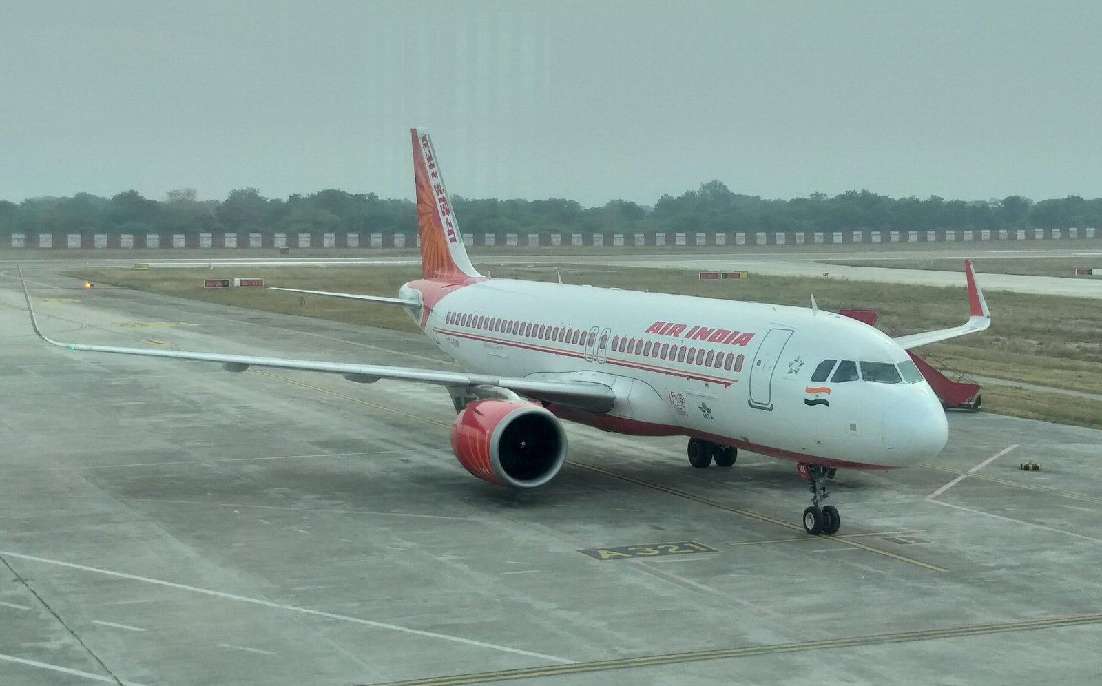 طائرة إيرباص A320 تابعة لطيران الهند في المطار
