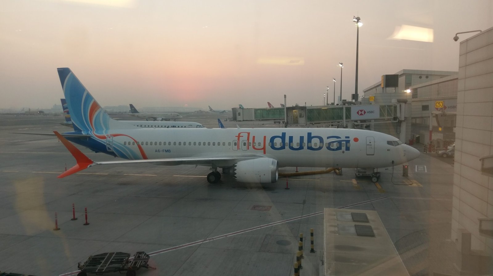 طائرة فلاي دبي بوينغ 737 في مطار دبي الدولي من دون أشخاص ظاهرين