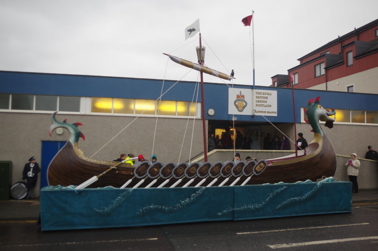 مهرجان Up Helly Aa 2027 في شتلاند: دليل المسافر السعودي 1 سفينة احتفالية لمهرجان Up Helly Aa في ليرويك دون أشخاص ظاهرين